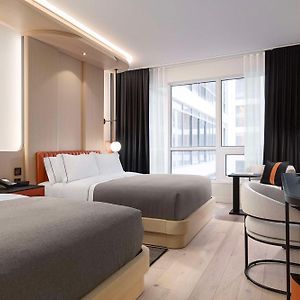 Corner Queen Room Two Queen Beds City View